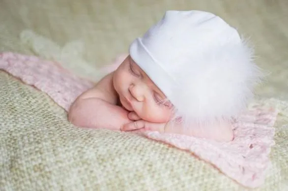 White Cotton Hat with White Large regular Marabou
